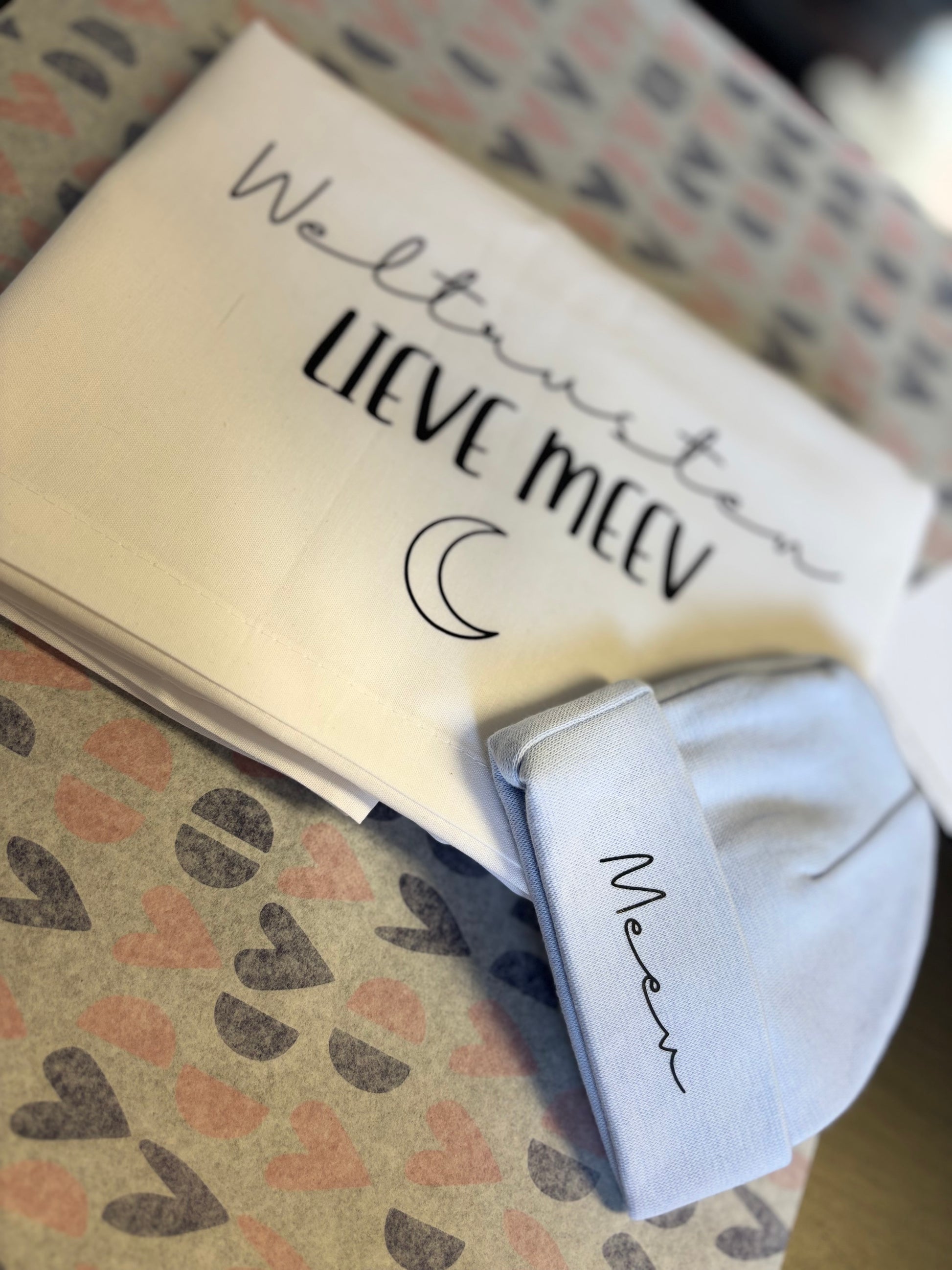 Baby mutsje met naam. Lakentje met naam 