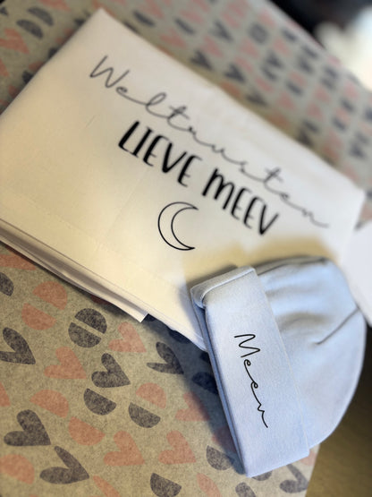 Baby mutsje met naam. Lakentje met naam 