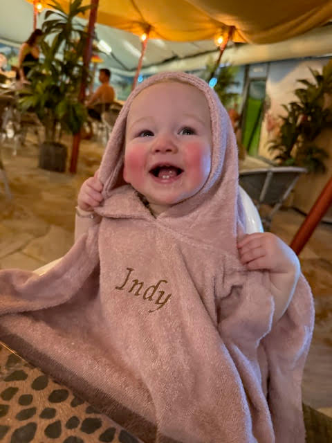 Badponcho met naam geborduurd